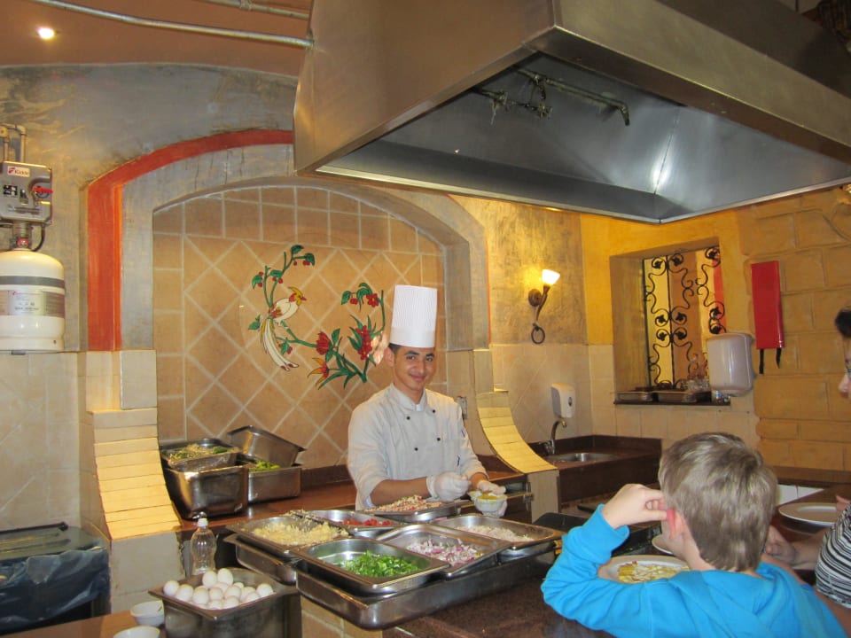 Der fleißige Omelette- und Spiegeleibräter  Pickalbatros Alf Leila Wa Leila Resort - Neverland Hurghada