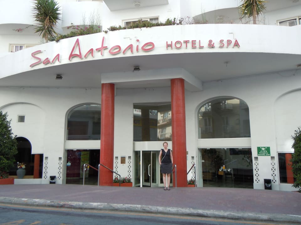 Vorderansicht des Hotels db San Antonio Hotel + Spa