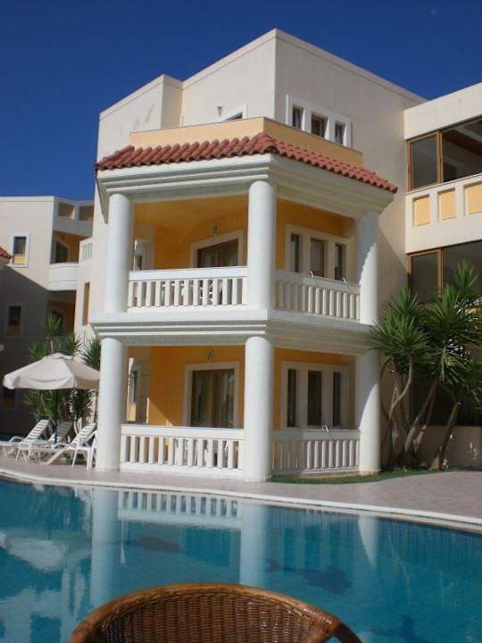 Blick über den Pool auf das Studio Hotel Stavroula Palace