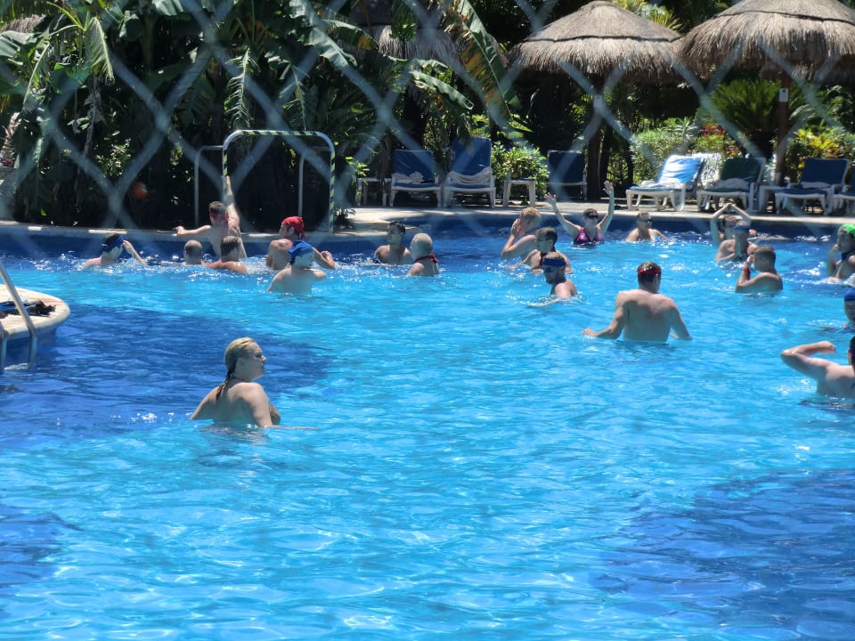 Wasserball im Pool Hotel Riu Tequila