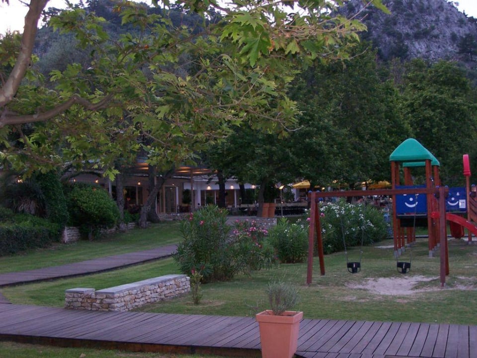Blick auf Kinderspielplatz... Hotel Makryammos Bungalows