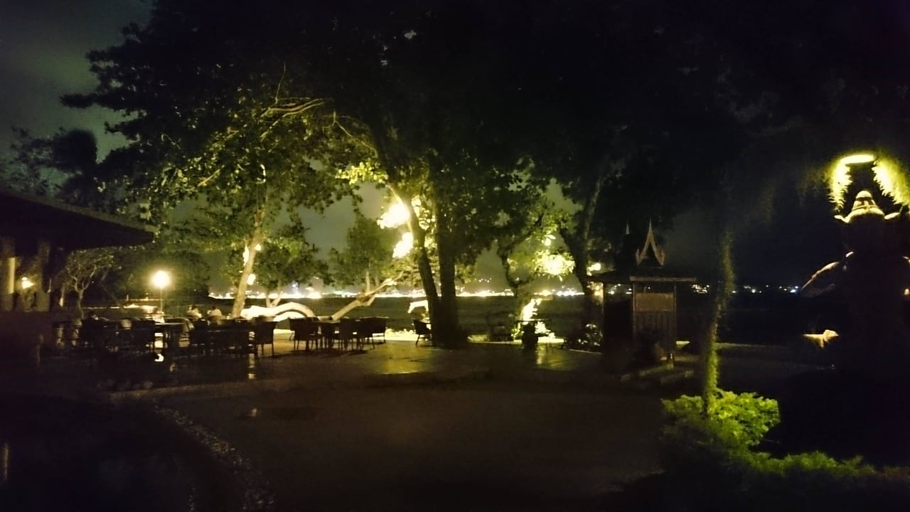 Strandbar bei Nacht, Patong am Horizont Thavorn Beach Village Resort & Spa