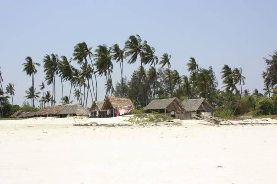 Widok z wody na sklepiki przy hotelu Neptune Paradise Beach Resort & Spa