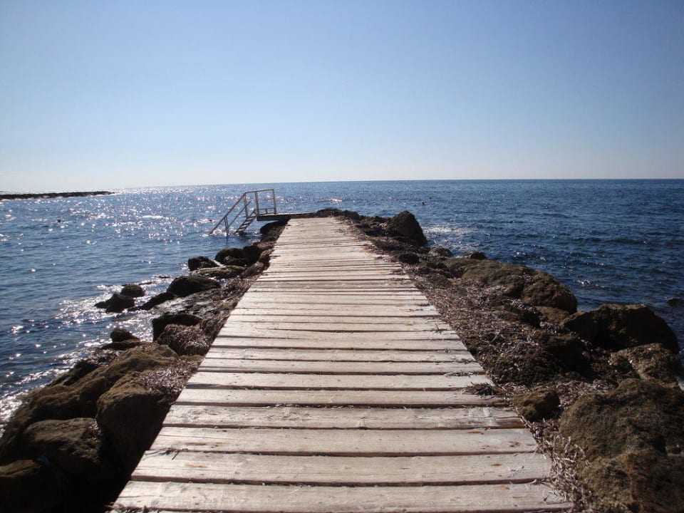 Der Weg zum Steg Constantinou Bros Athena Royal Beach Hotel