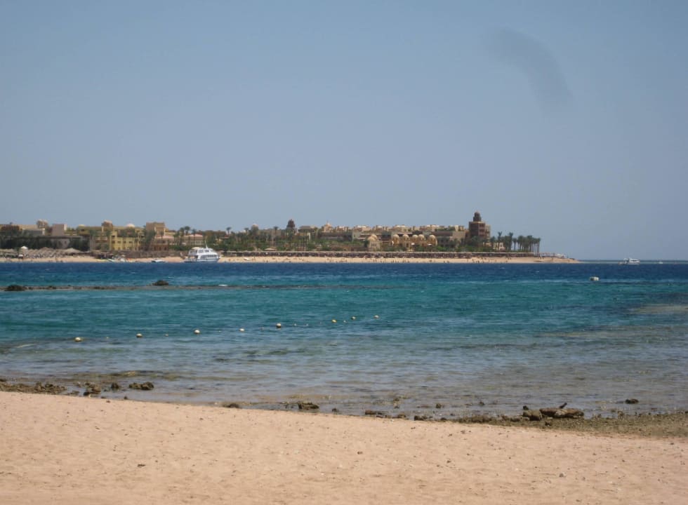 Hotel-Anlage vom Strand der Bucht aus Makadi Spa - Adults only