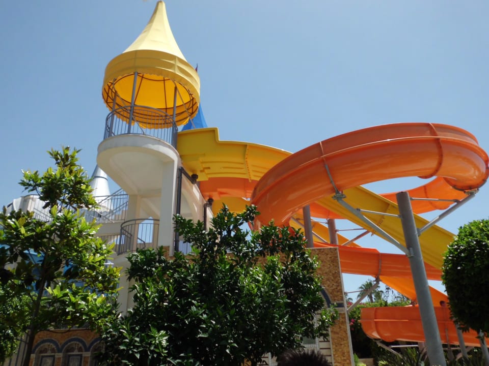 Die riesen Rutsche direkt an der Poolbar Saphir Resort & Spa