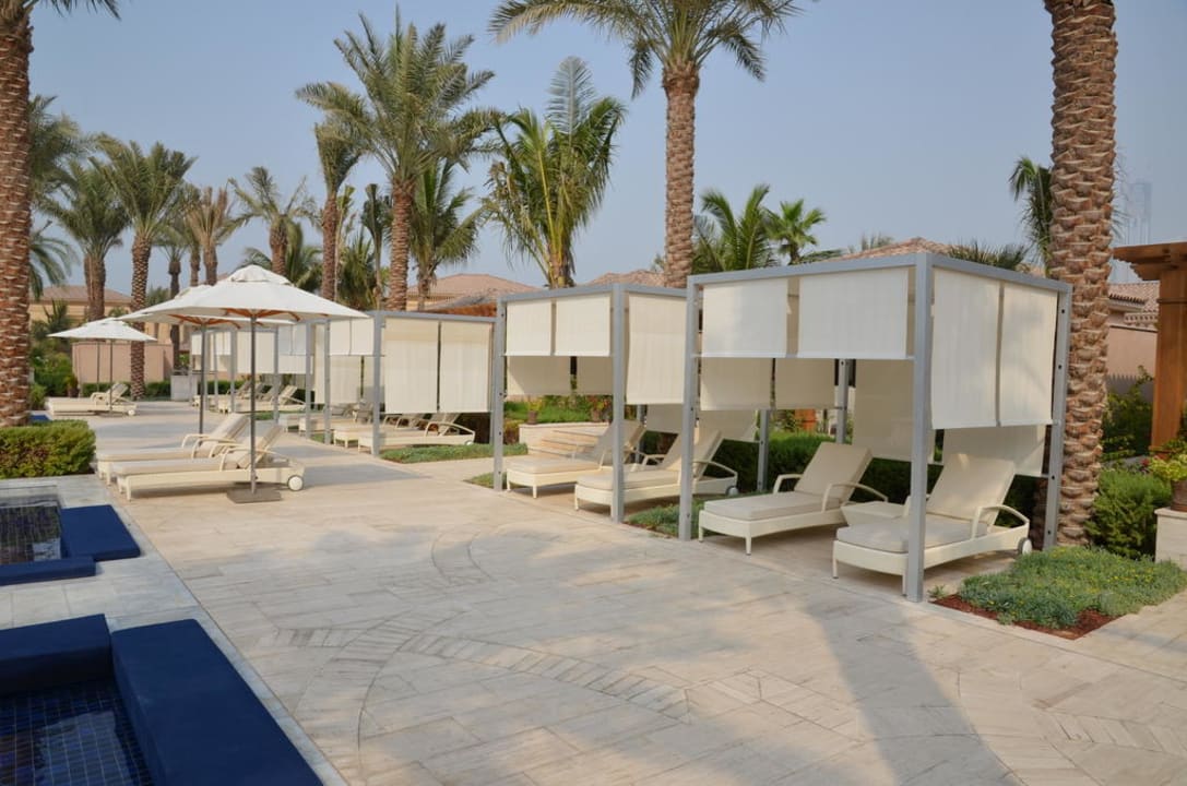 Pool mit Blick zu den normalen Sonnenliegen Hotel One&Only The Palm