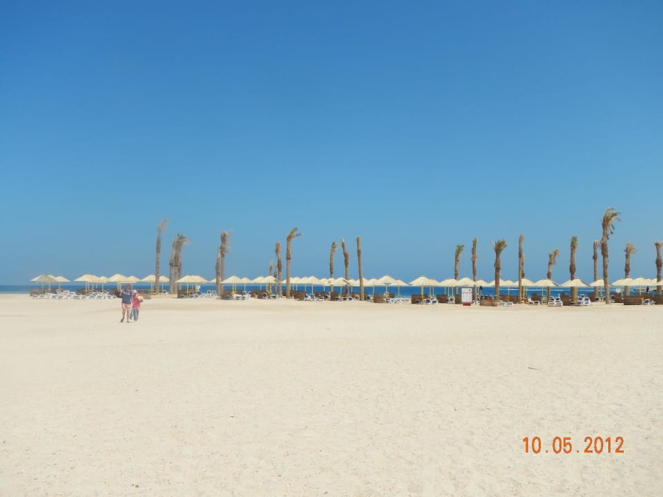 Вид на пляж из бара Hilton Marsa Alam Nubian Resort