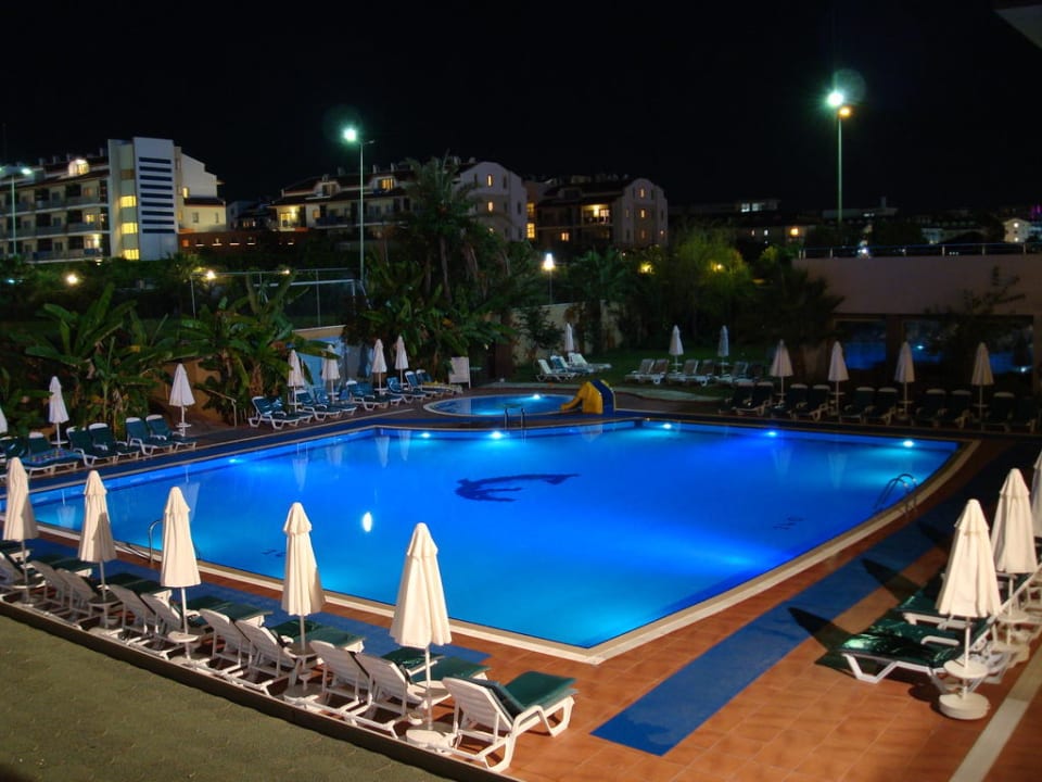 Relaxpool bei Nacht Hane Family Resort