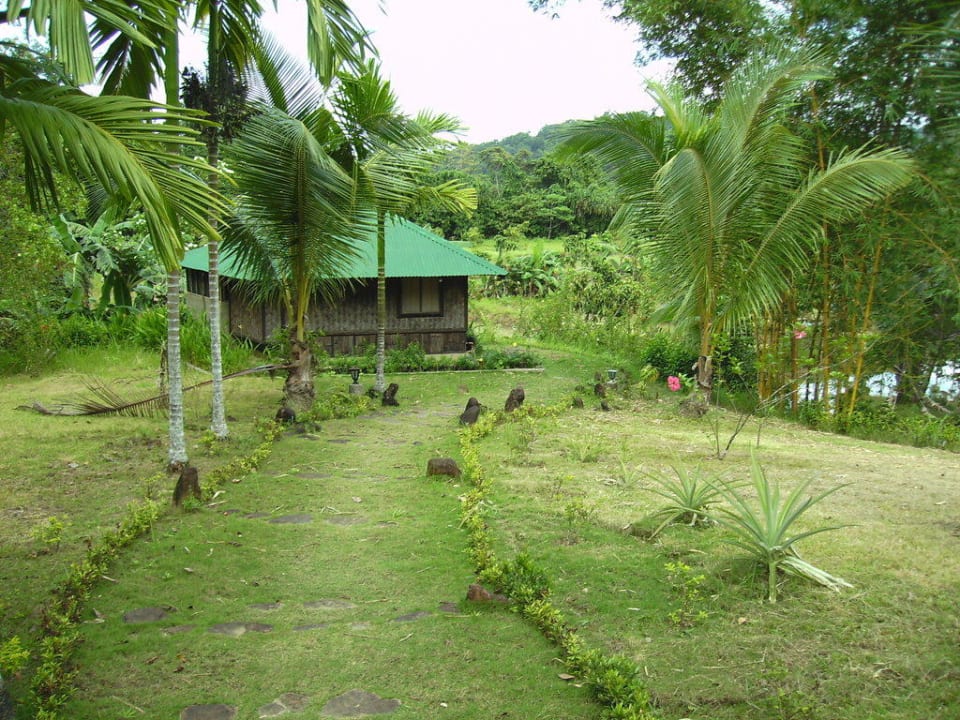 Resortgarten mit Bungalow Bambua Nature Park Resort