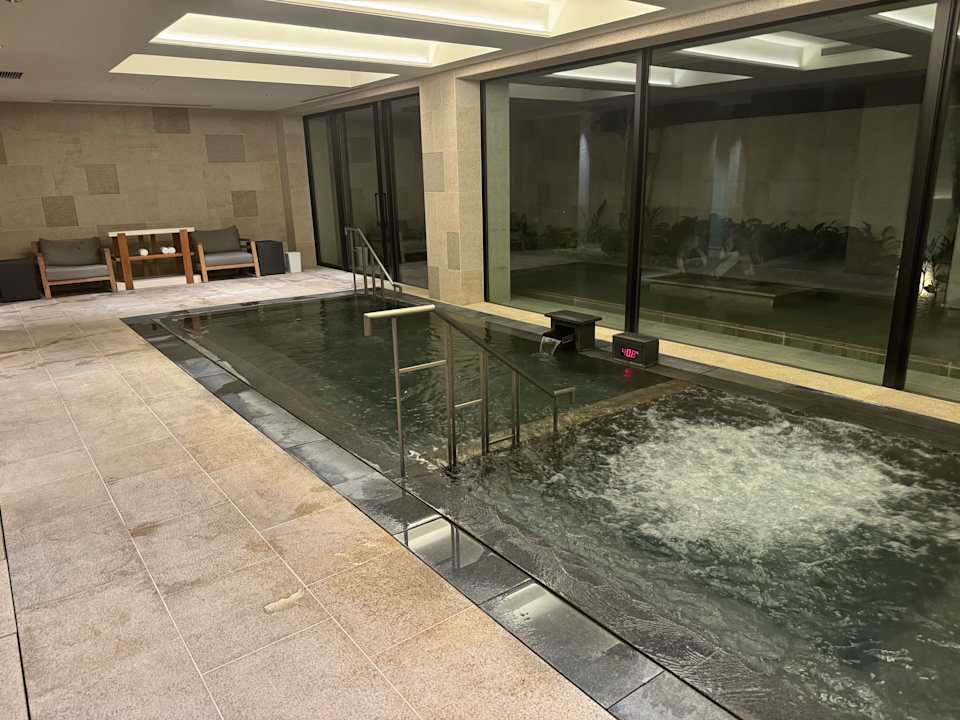 Pool Halekulani Okinawa