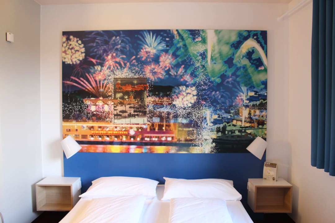 Doppelbett unter dem schönen Bild B&B Hotel Heidelberg