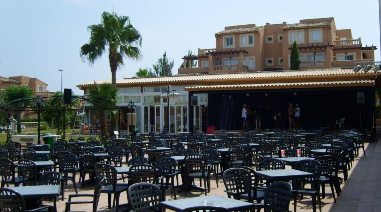 Blick auf die Bühne, links der neue Mini-Club Aparthotel Ciudad Laurel