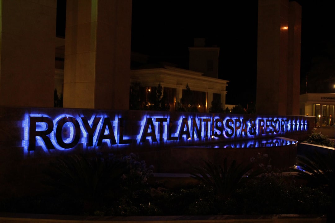Hoteleinfahrt bei Nacht Royal Atlantis Spa & Resort