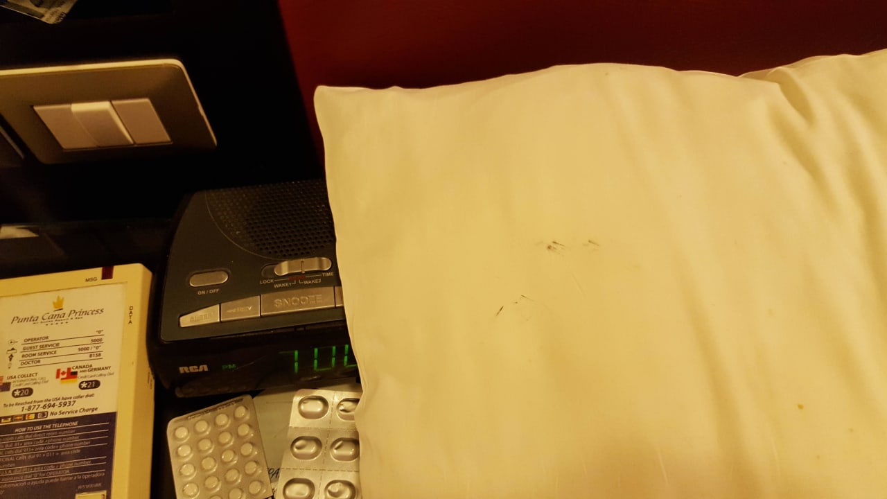 Kopfkissen mit Flecken bei unserer Ankunft Punta Cana Princess All Suites Resort & Spa