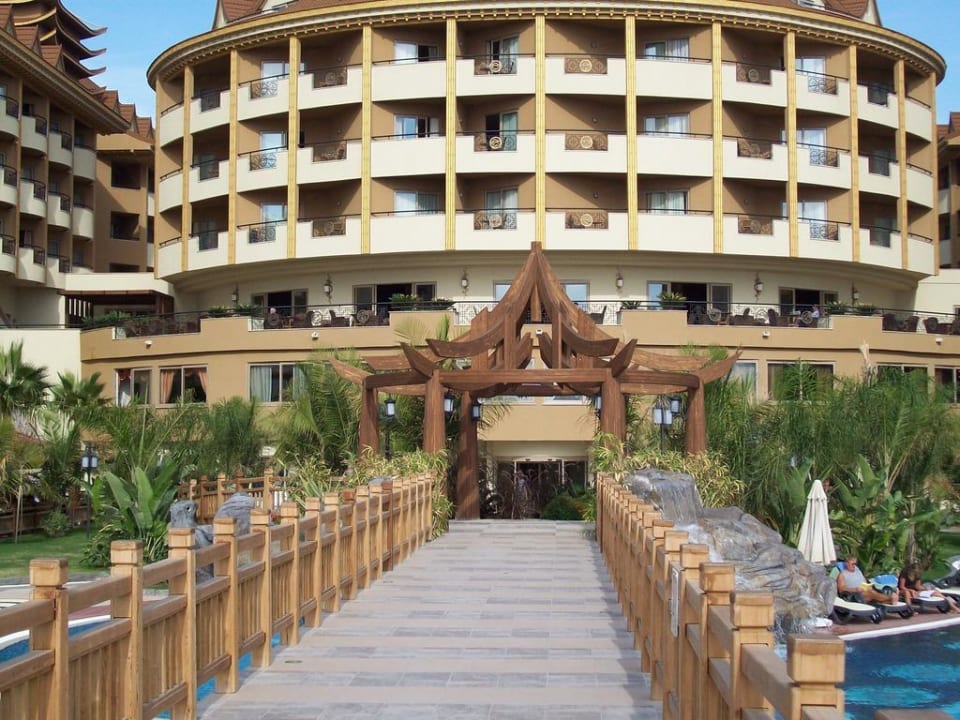 Steg über den Pool Hotel Royal Dragon