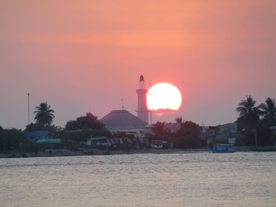 Sonnenuntergang hinter der Nachbarinsel Komandoo Island Resort & Spa - Adults only