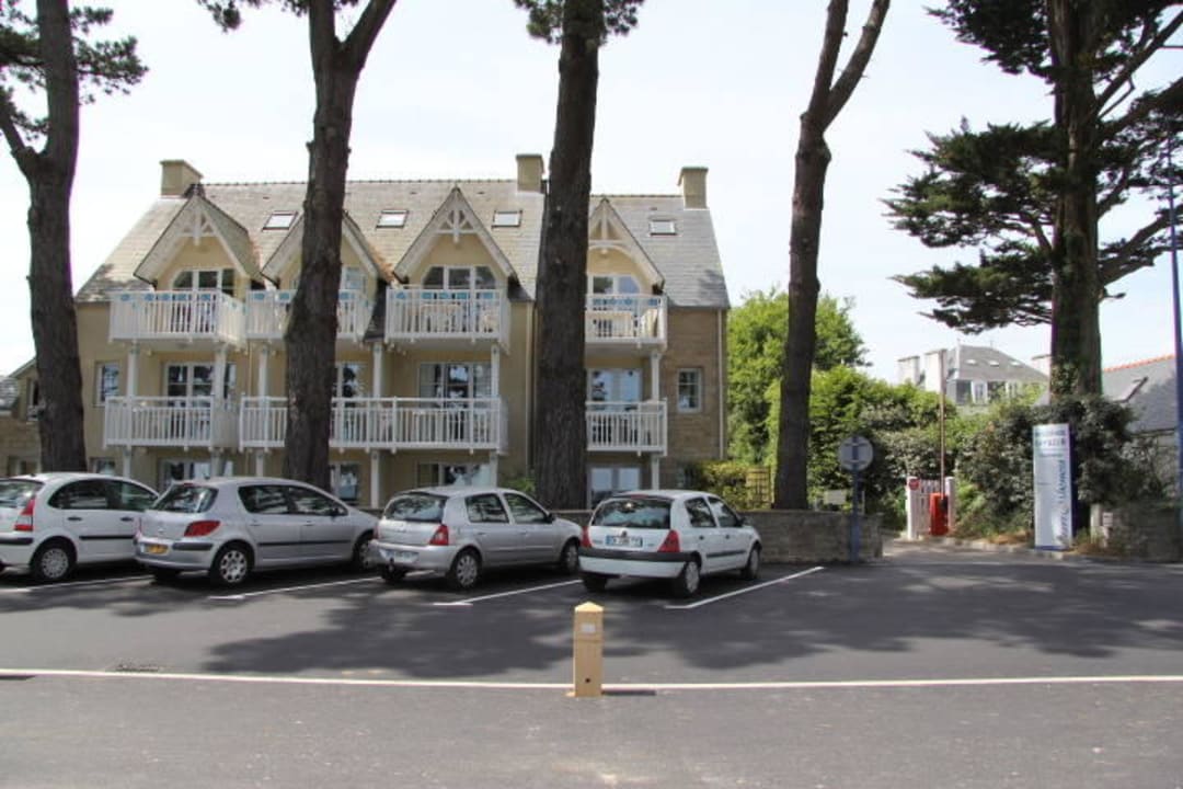 Von der Straße aus gesehen Hotel Pierre et Vacances