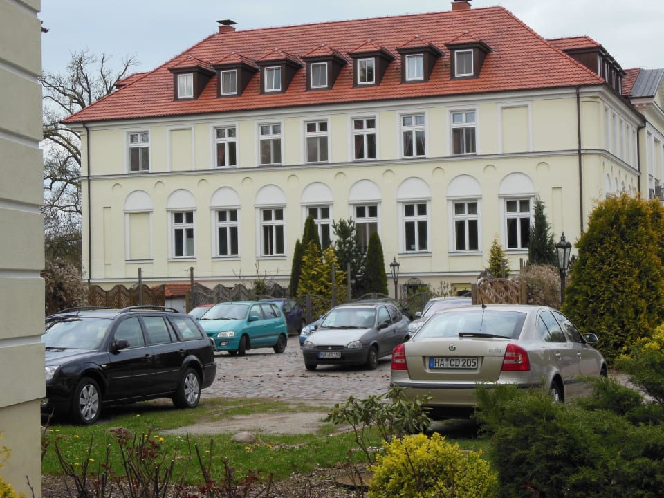 Parkplatz mit Blick zum Haupthaus Seeschloss Schorssow