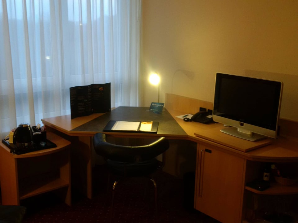 Arbeitsplatz im Zimmer Hotel NH Leipzig Messe