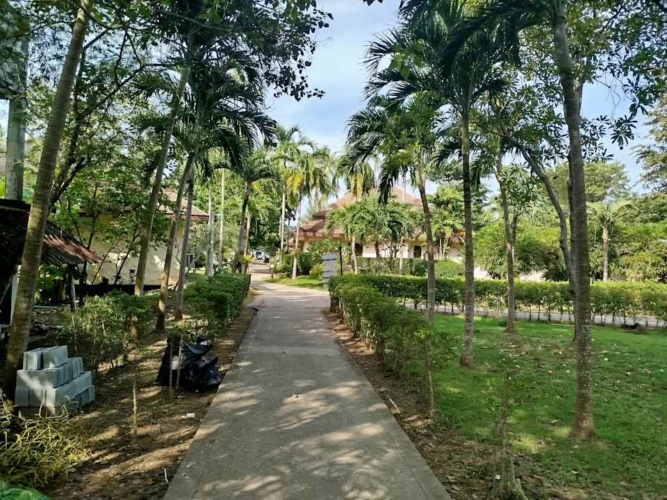 Gartenanlage Hotel and Beach Bungalow at Lanta Resort