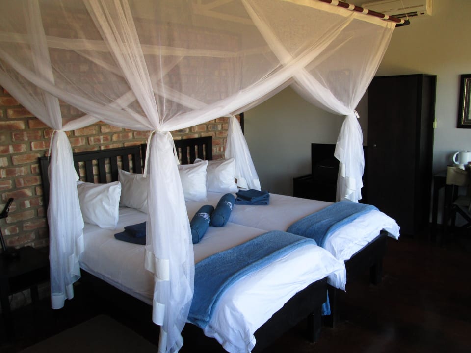Bequemes Betten mit Moskitonetz Etosha Safari Lodge