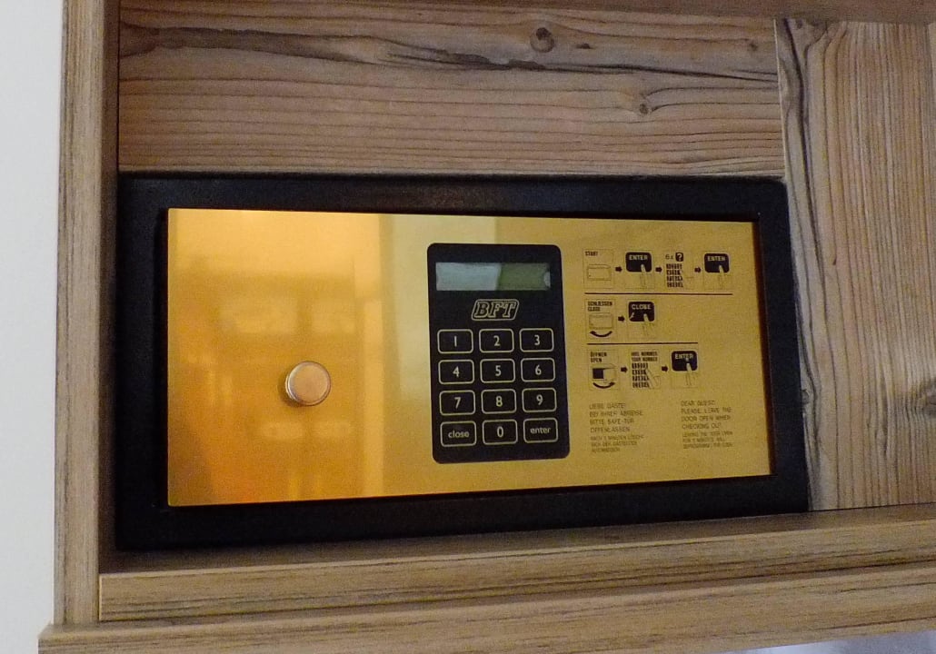 Moderner Safe Zimmer 123 Wellness Hotel Heselbacher Hof