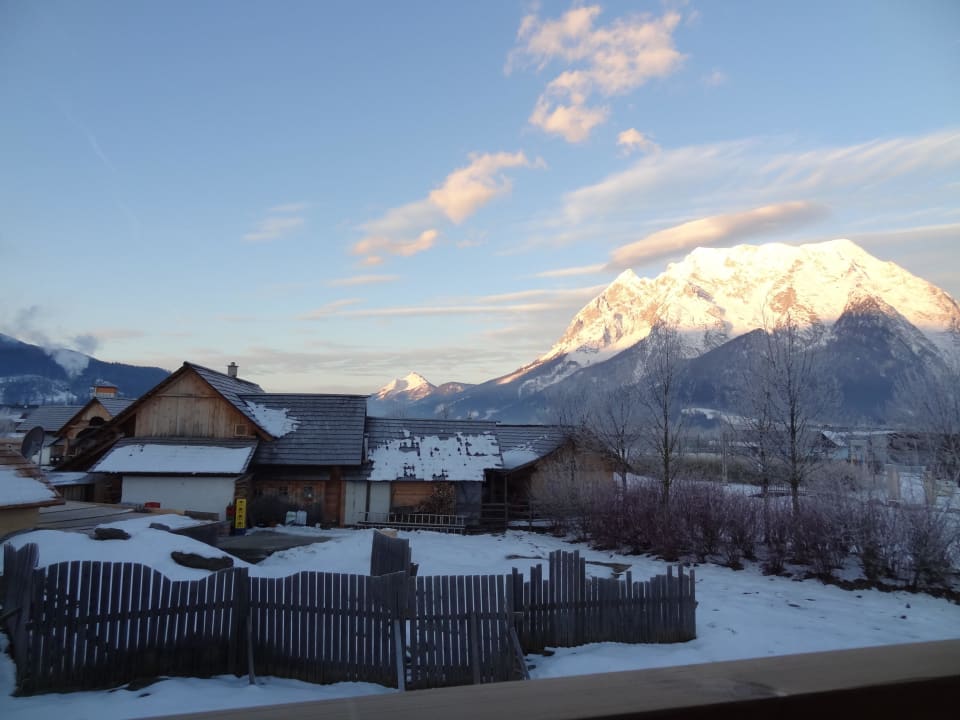 Blick zum Grimming Hüttendorf & Camping Im Dörfl Anno 1873