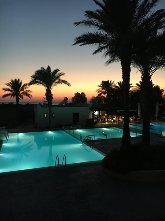 Pool am Abend Grecotel Casa Paradiso
