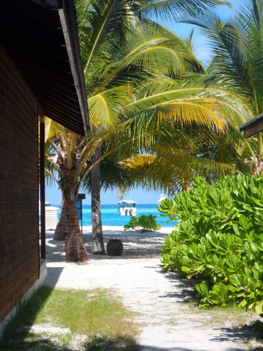 Ausblick zwischen zwei Beach Villen Meeru Maldives Resort Island
