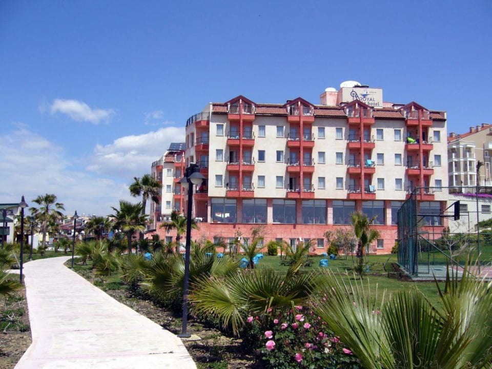 Hotel vom Garten ausgesehen Royal Atlantis Beach Hotel