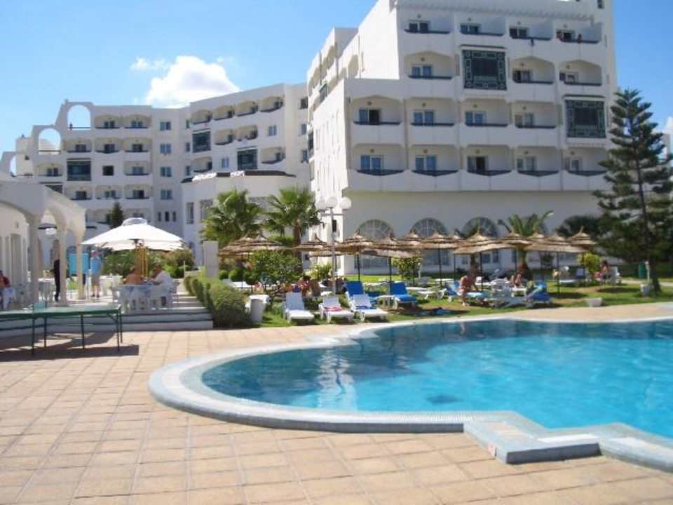 Blick vom Pool aufs Hotel Hotel Jinene