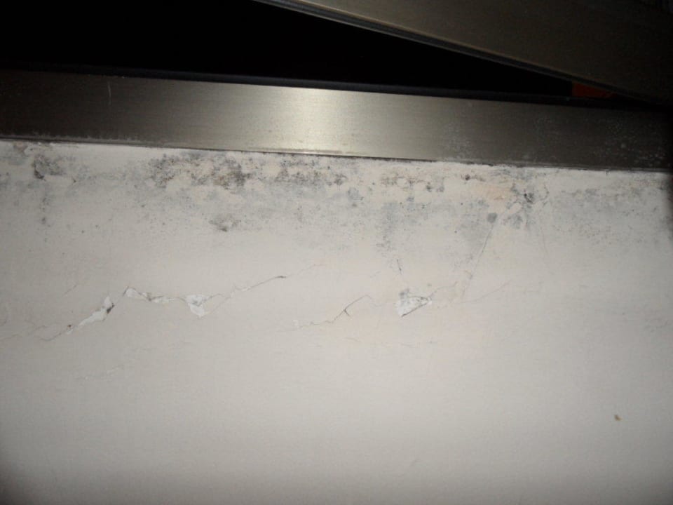 Schimmel beim Fenster Hotel Saylu