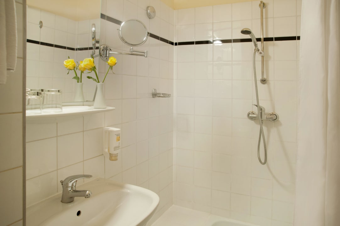 Badezimmer mit Dusche / Bathroom with Shower Hotel Graf Stadion