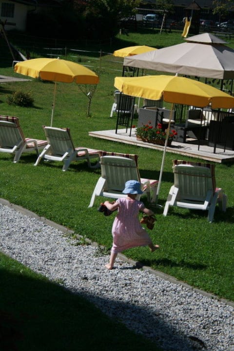 Liegewiese mit fröhlichem Kind Hotel Der Stubaierhof Neustift