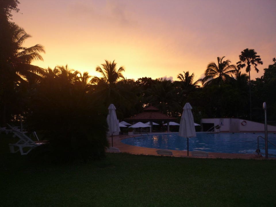 Sonnenuntergang am Pool Hotel Lanka Princess Ayurveda