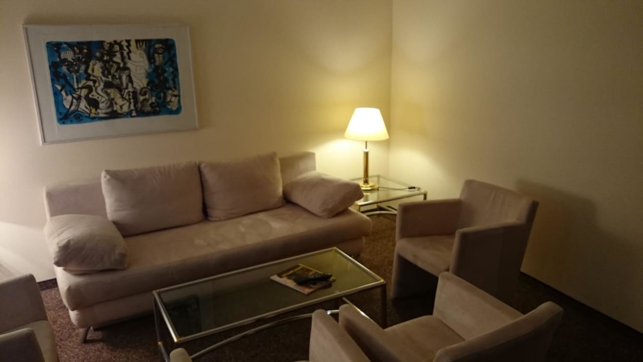 Couch im Wohnzimmer SCOTTY + PAUL Hotel Deggendorf