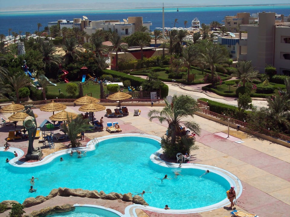 Widok na jeden z basenów Seagull Beach Resort