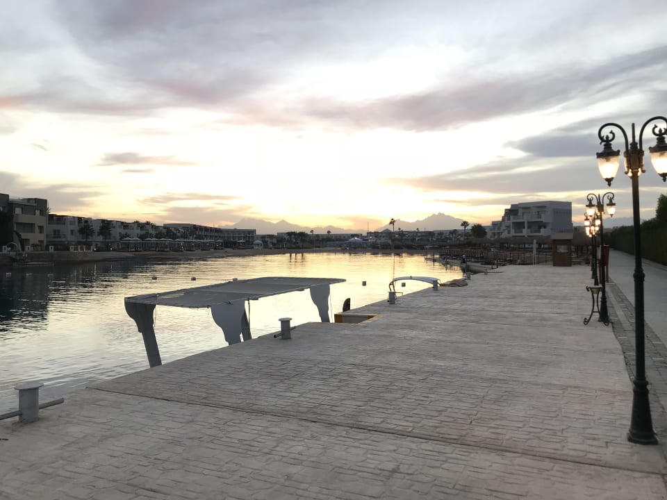 Blick vom Strand und Anlegesteg in die Hotel-Gartenanlage  SUNRISE Crystal Bay Resort