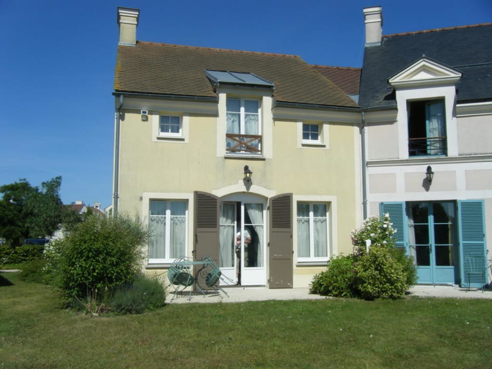 Widok z ogrodu Hotel Marriott Village d'Ile-de-France