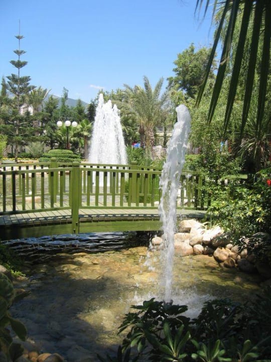 Kl.eine Brücke mit Springbrunnen vorm Restaurant Labranda Alantur Resort