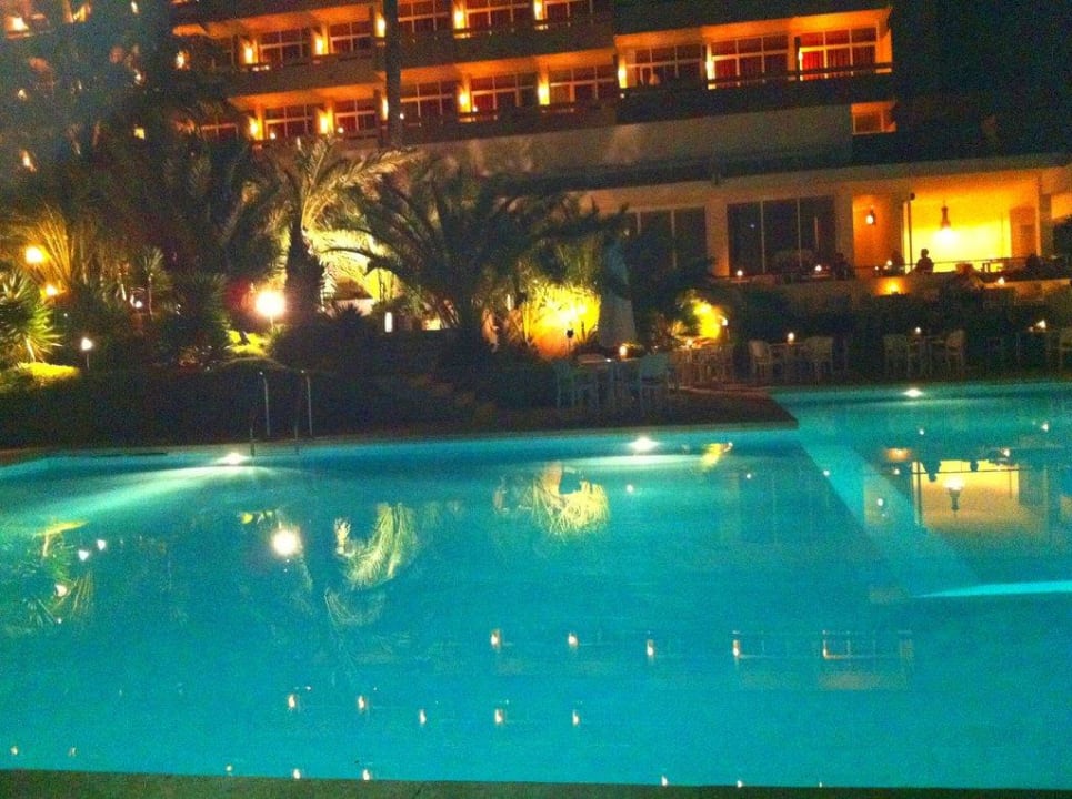 Pool und Garten abends Bikini Island & Mountain Hotel Es Trenc