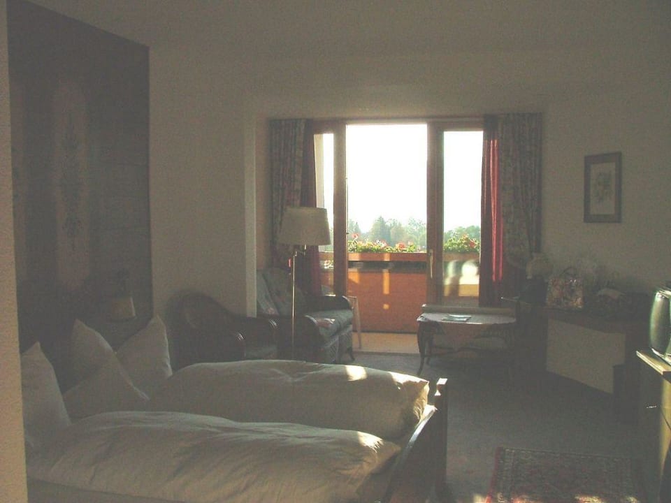 sehr großes Zimmer mit Blick auf den Balkon Rothenfels Panorama Hotel