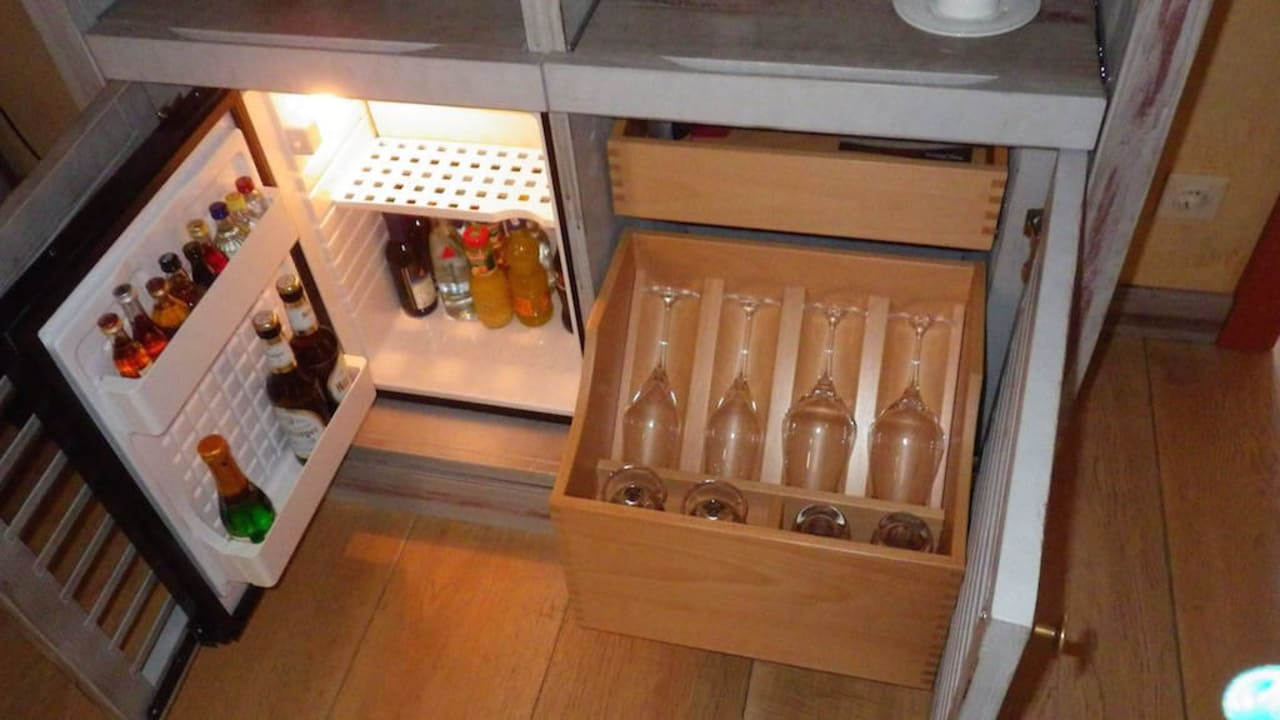 Bar und Gläser im Schrank Hotel Bell Rock Europa-Park