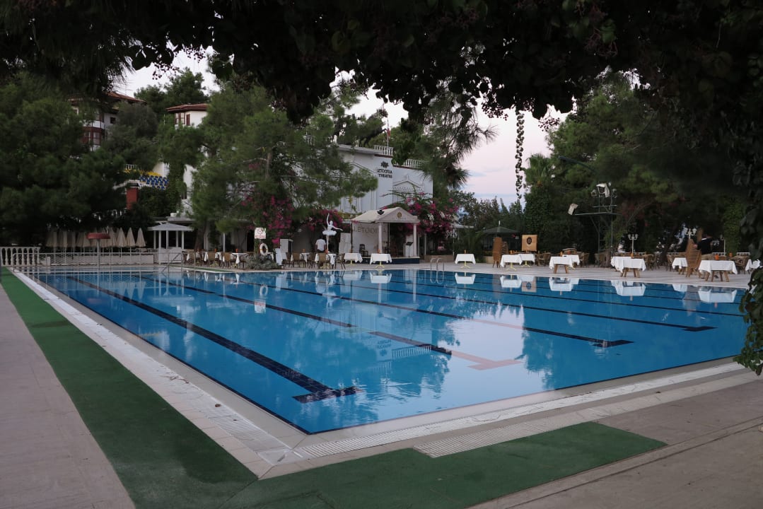 Pool Club & Hotel Letoonia