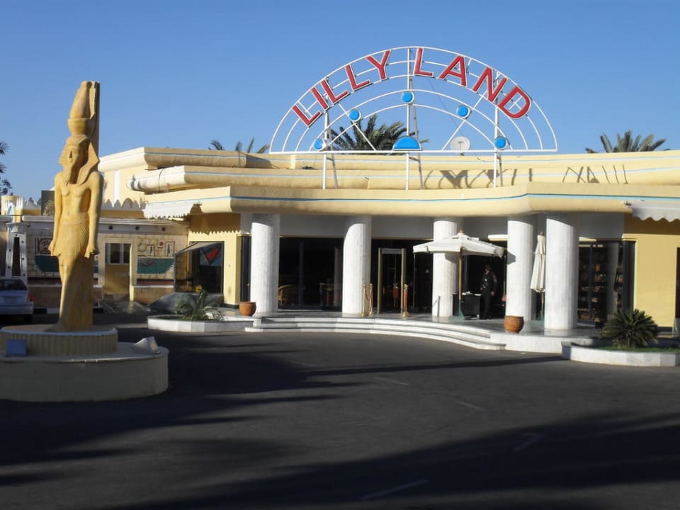 Eingang des Hotels Mirage Bay Resort & Aqua Park