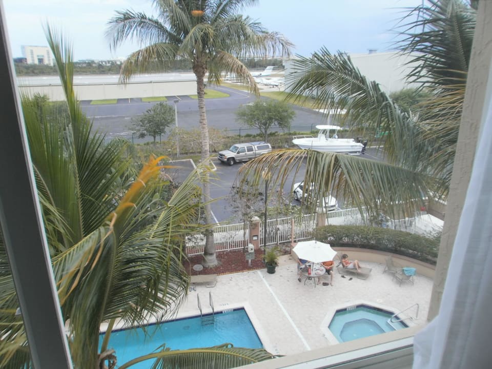 Blick auf den Pool und Parkplatz Hotel Fairfield Inn And Suites By Marriott Boca Raton