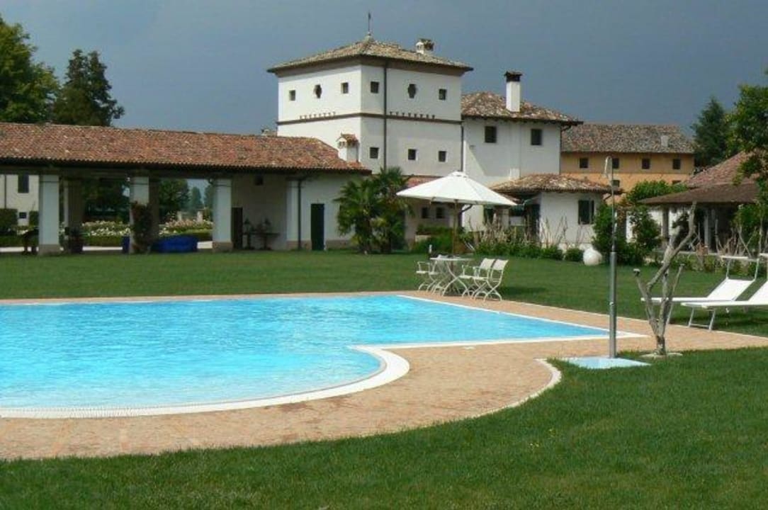 Der große Pool im Agriturismo Agriturismo Borgo dei Conti della Torre