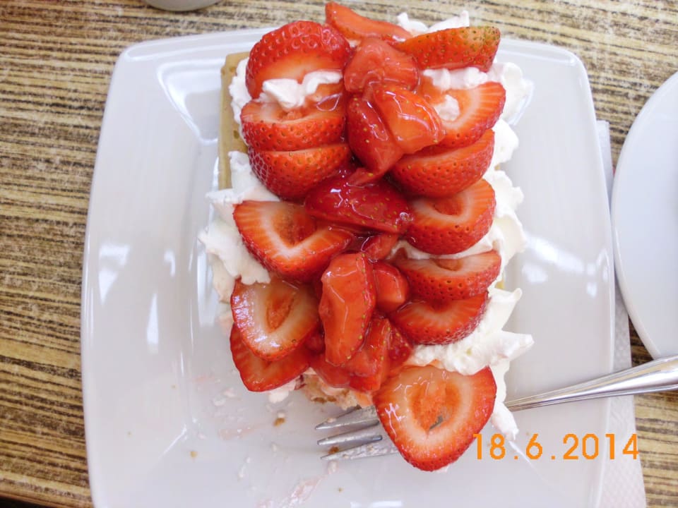 Lecker Waffel mit frischen Erdberren Hotel Willa Atena