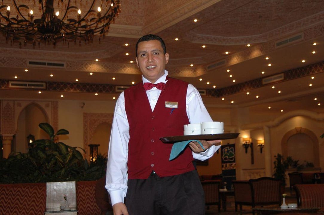 Kelner in de lobbybar. Pickalbatros Dana Beach Resort - Hurghada
